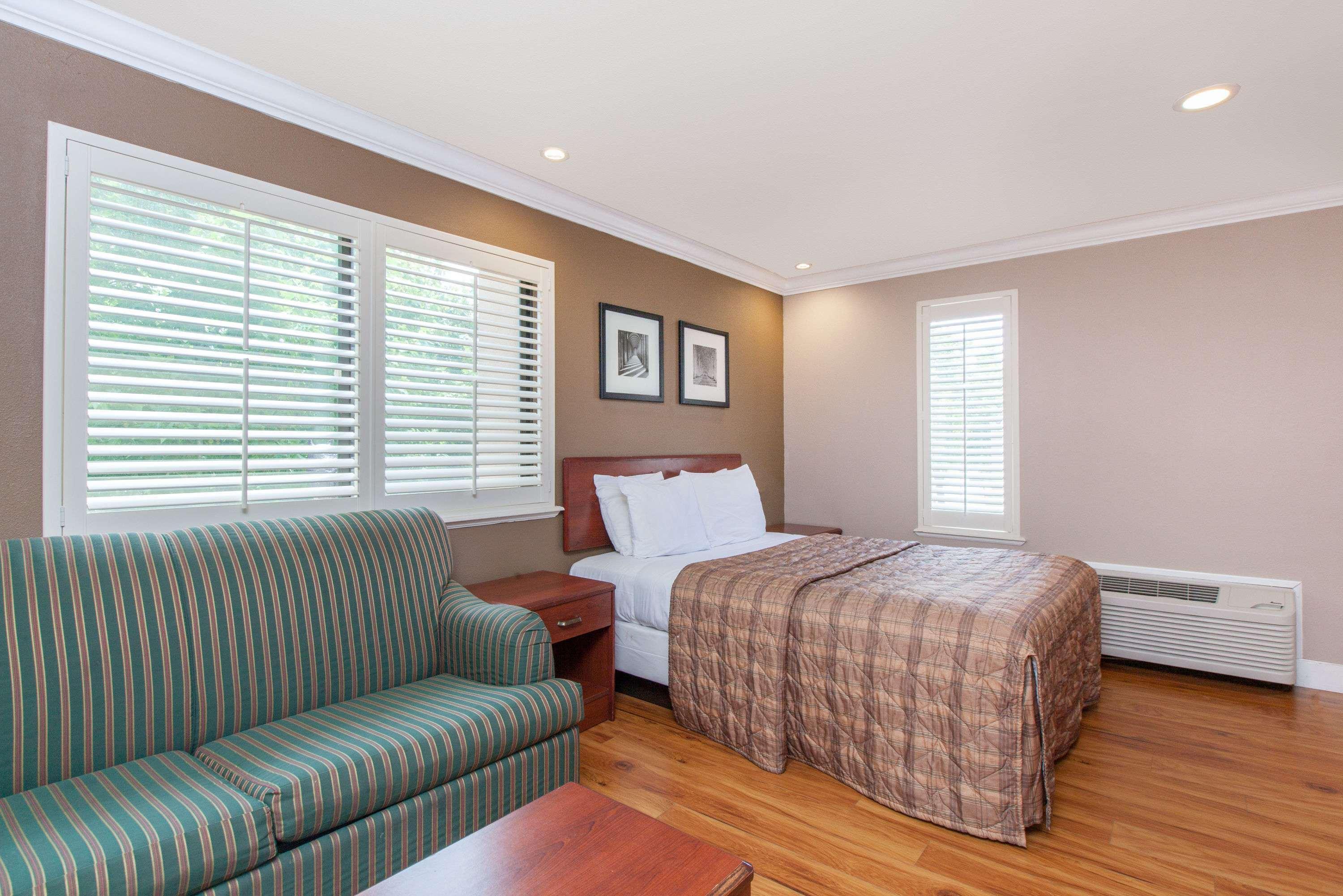 Days Inn By Wyndham San Francisco S/Oyster Point Airport Саут Сан Франциско Екстериор снимка
