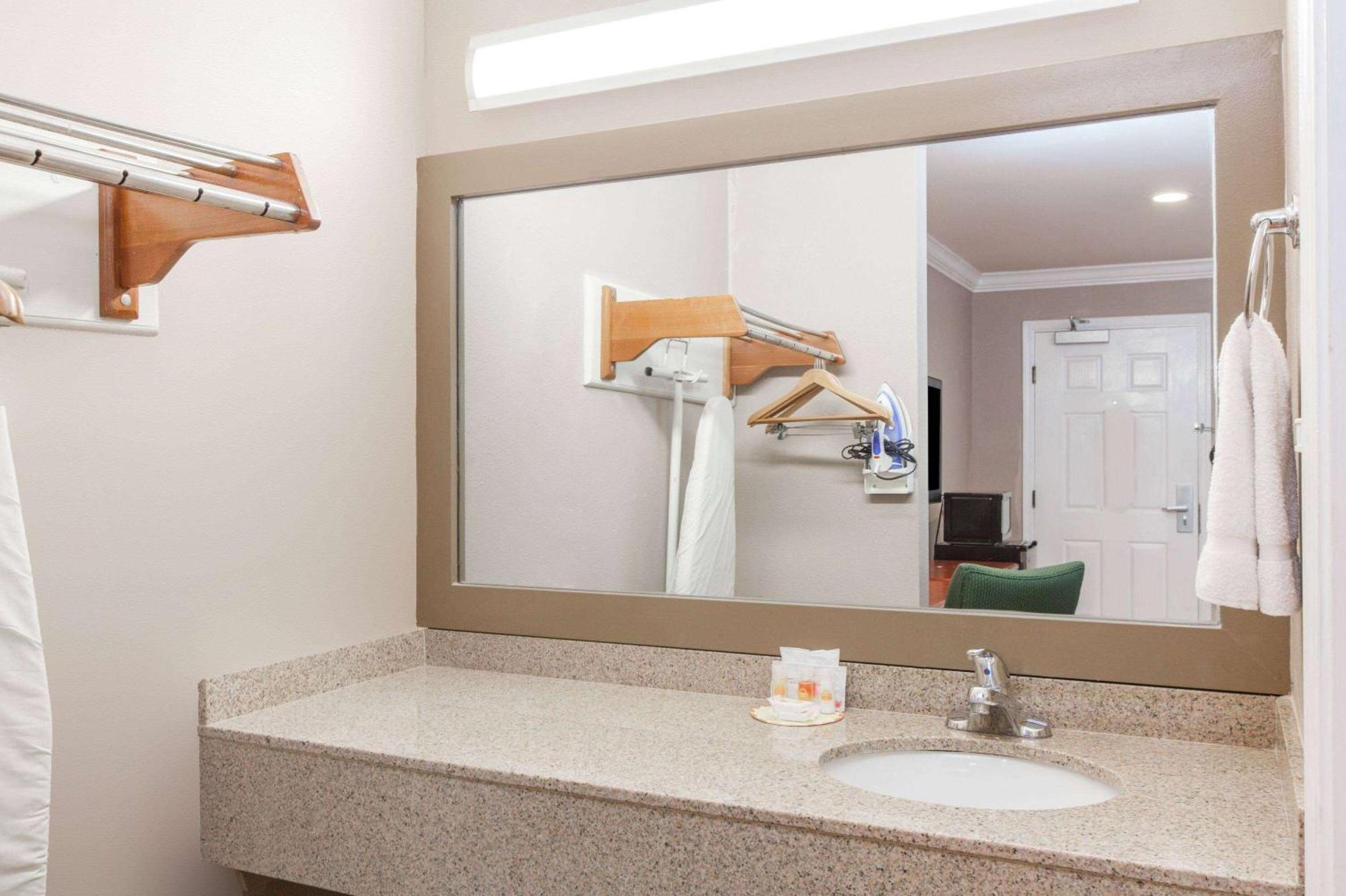 Days Inn By Wyndham San Francisco S/Oyster Point Airport Саут Сан Франциско Екстериор снимка