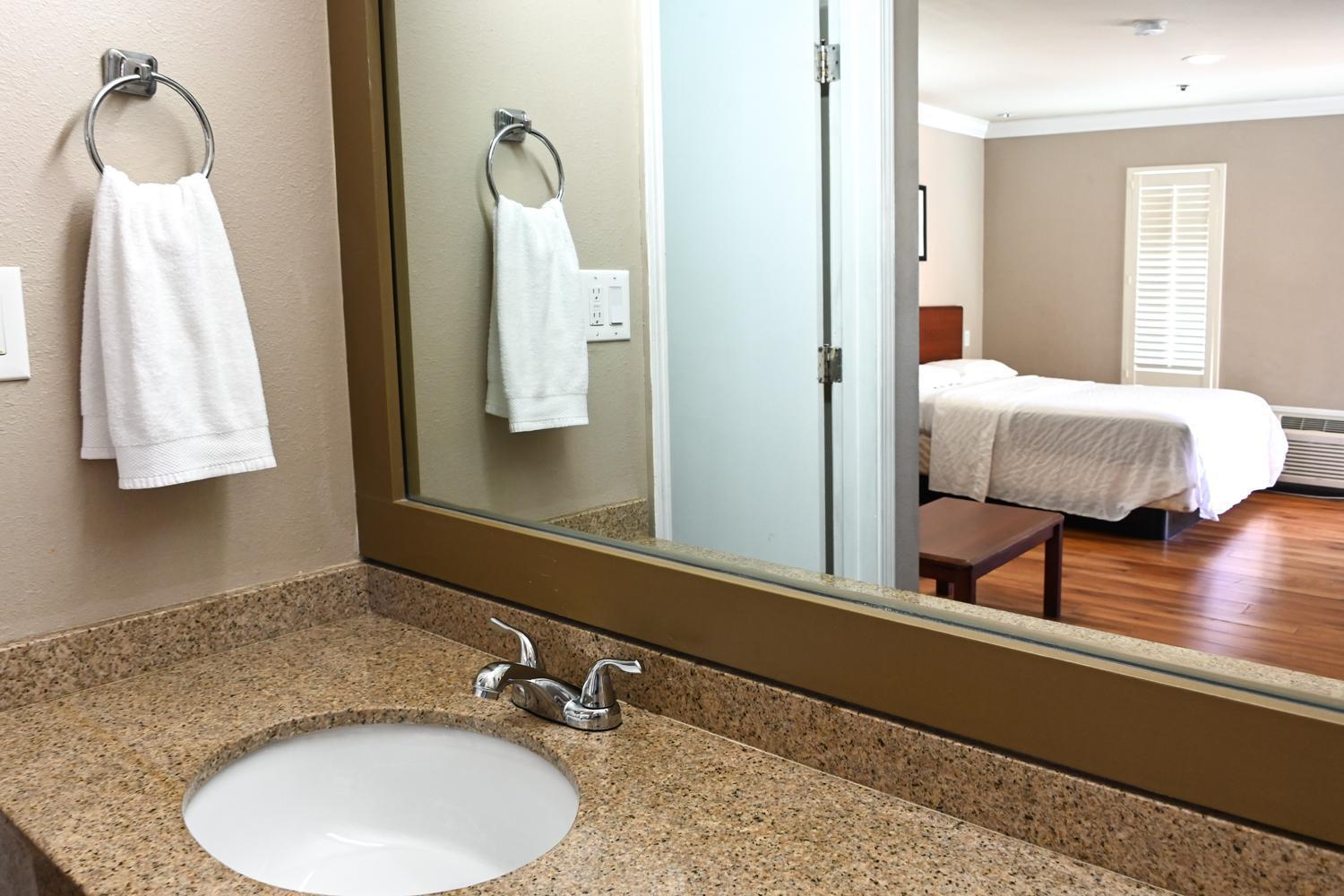 Days Inn By Wyndham San Francisco S/Oyster Point Airport Саут Сан Франциско Екстериор снимка